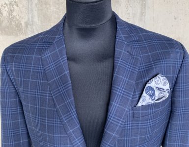 What features does a suit made of blended fibers have?